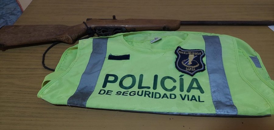 La carabina calibre 22 que trasladaba el detenido.