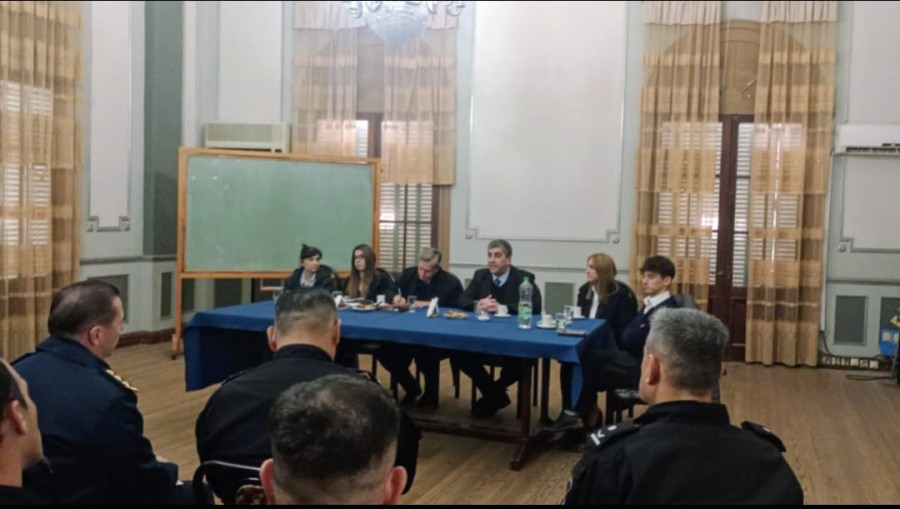 El fiscal Carlos Vottero con autoridades policiales de la UR V.