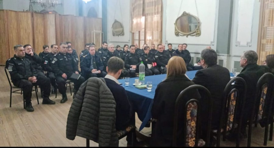 El fiscal Carlos Vottero con autoridades policiales de la UR V.