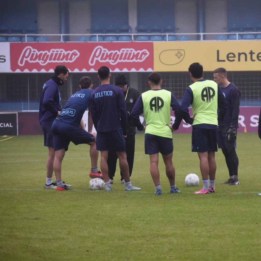 EN EL ESTADIO./ Pancaldo dando indicaciones a sus dirigidos.