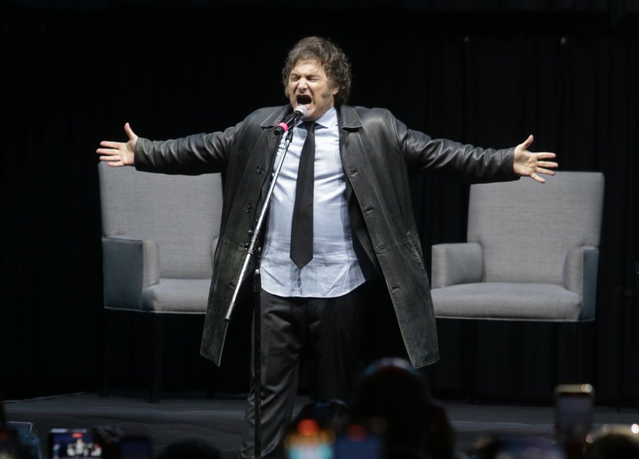Javier Milei, en el primer tramo de su presentación en el Luna Park, cuando cantó Panic show.