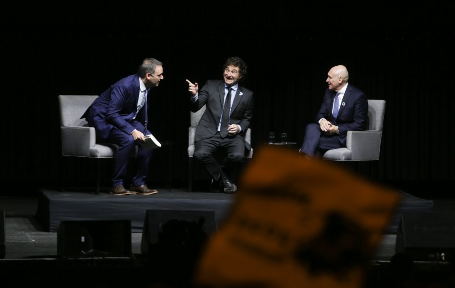 Manuel Adorni, Javier Milei y Jos&eacute; Luis Espert durante una charla amena.