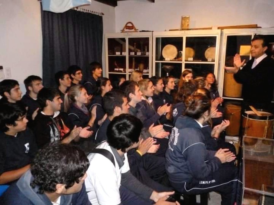 SERGIO GRAZIOLI. En su reducto atendiendo la visita de una delegaci&oacute;n de escolares.