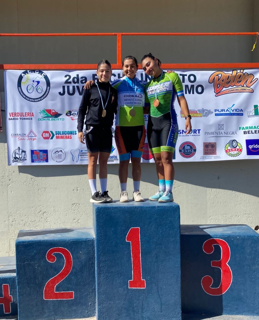 SEGUNDA. Josefina Echaniz (izquierda) tuvo muy buena carrera en damas menores.