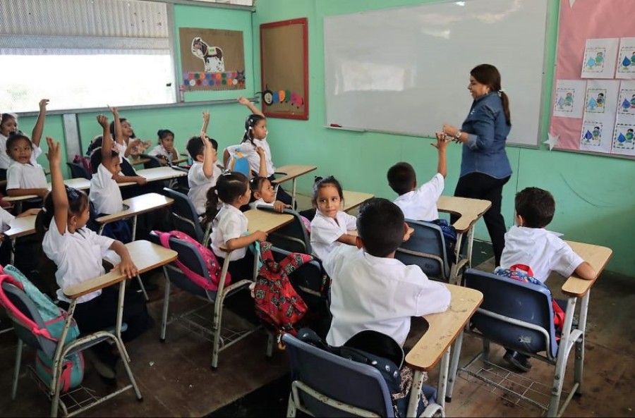 UNOS SÍ, OTROS NO. En las escuelas rafaelinas hubo clases a medias, ya que hubo muchos docentes que no se plegaron al paro nacional y se presentaron a trabajar.