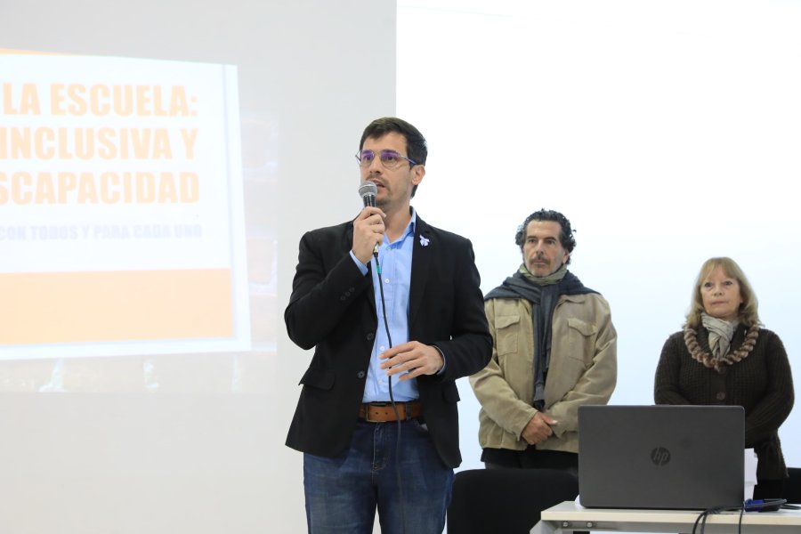 PANEL. El intendente Viotti durante el taller en el Viejo Mercado.