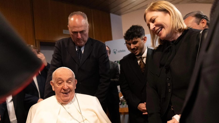 ENCUENTRO. Scaglia le entreg&oacute; al Papa un cuadro del Colegio Inmaculada de Santa Fe.