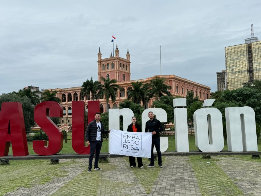 Embajadores frente al Palacio de Gobierno en Asunci&oacute;n.