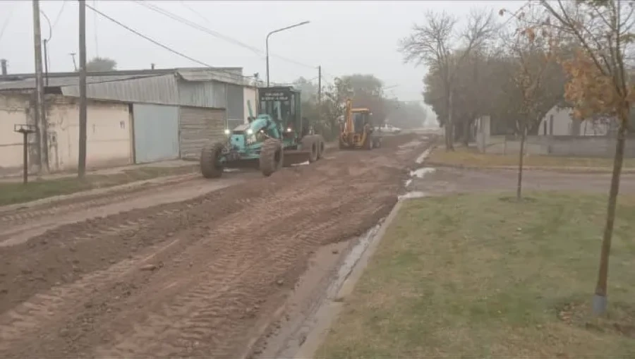 Cuadrilla comunal adecuando el suelo para la pavimentaci&oacute;n.