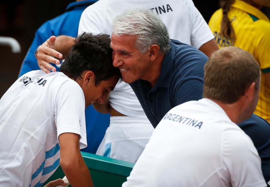 GRAN ALEGRIA./ Román Burruchaga felicitado por su padre Jorge.