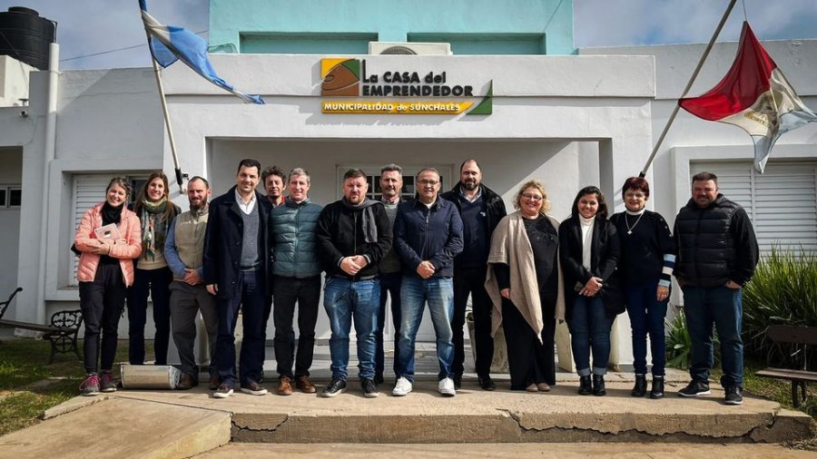 Los participantes frente a la Casa del Emprendedor.