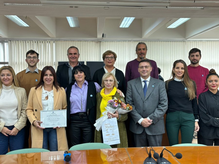 RECONOCIMIENTO. Los ediles destacaron la labor que viene llevando a cabo en el taller ante la necesidad de ayudar a un grupo de madres con niños celíacos.