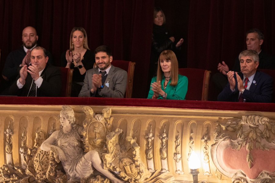 El intendente, Juan Poletti, el gobernador Maximiliano Pullaro y los ministros Susana Rueda y Fabián Bastia, entre otros.