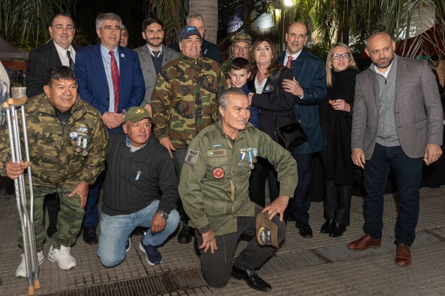 El gobernador Pullaro junto a un grupo de veteranos de la Guerra de Malvinas.