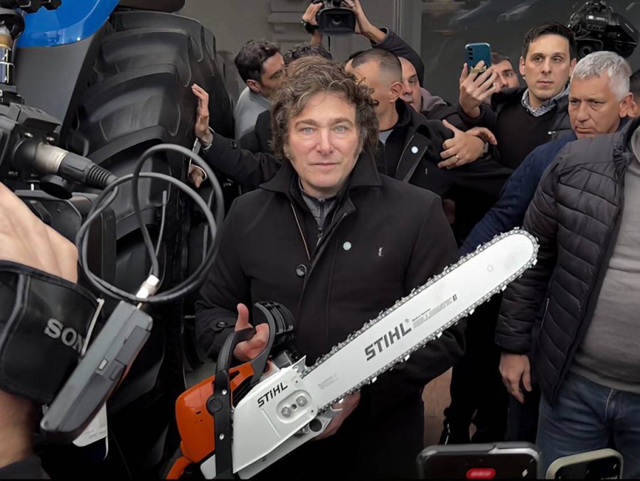 Milei en La Rural, con la motosierra que tanto lo caracteriza.