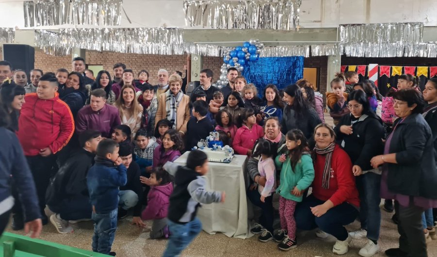 Mar&iacute;a Laura Lorenzetti, Leonardo Viotti, Melania Heinzen entre otros junto al personal y los chicos que asisten al CAF N&deg; 30.