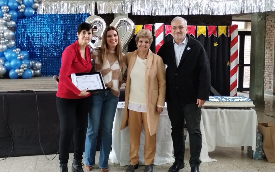 El senador provincial, Alcides Calvo, le entreg&oacute; la Declaraci&oacute;n de Inter&eacute;s a la directora del CAF, Mar&iacute;a Laura Lorenzetti.