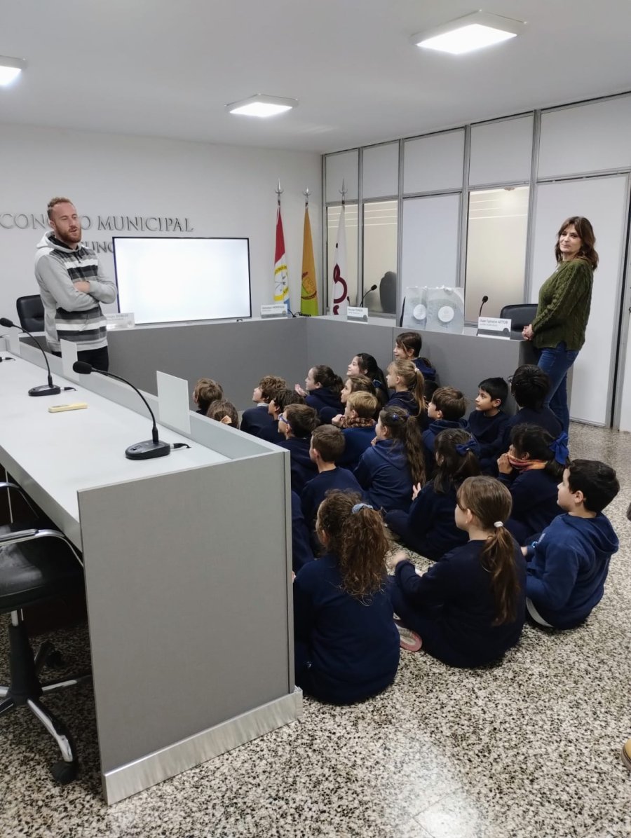 Los educandos, con atenci&oacute;n,oyen las explicaciones.