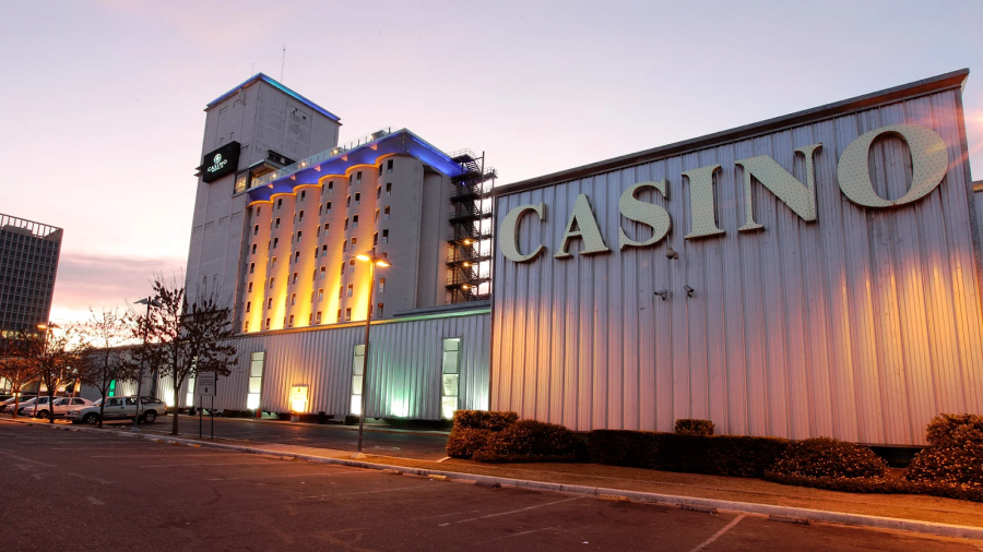 El imponente edificio del Casino de Santa Fe.