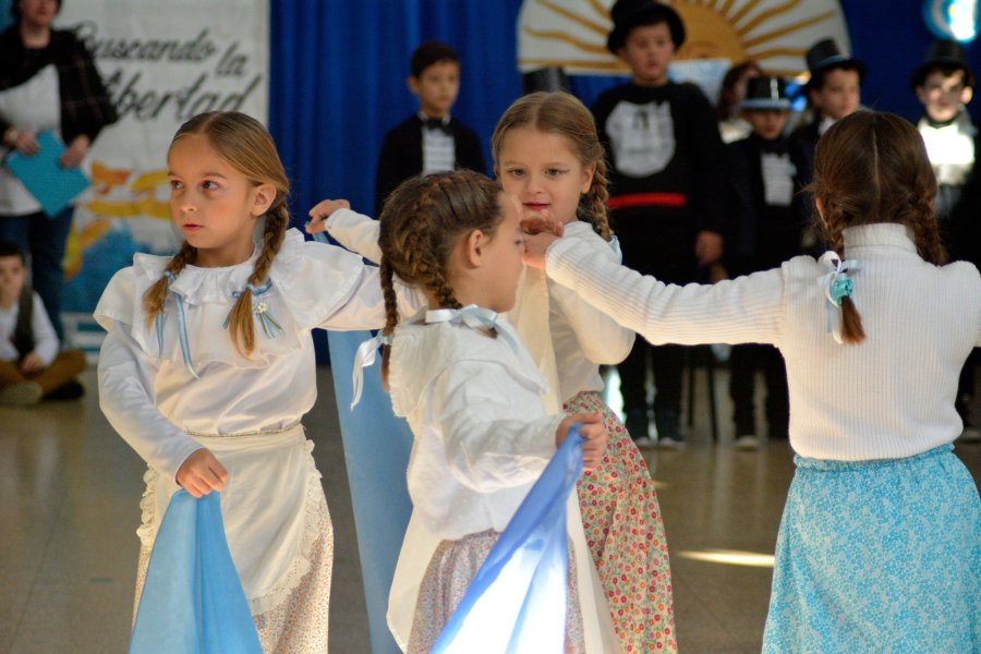 La gracia de los ni&ntilde;os en el homenaje a la Patria.
