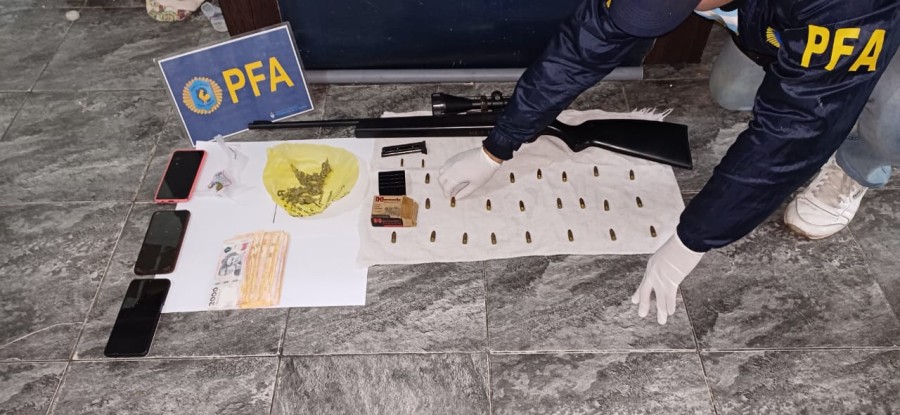 También había armas y municiones.