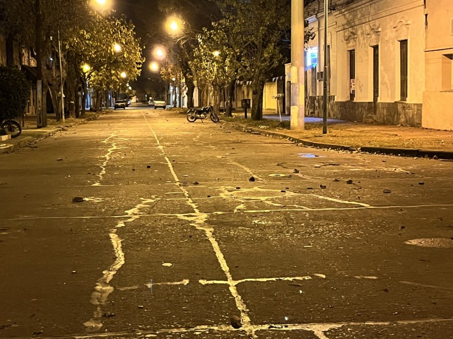 CALLE VÍCTOR MANUEL, TRAS LA BATALLA ENTRE LA BARRA Y LA POLICÍA