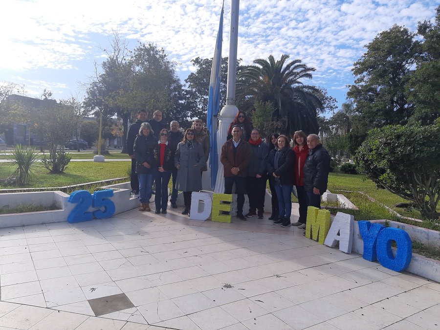Autoridades y representantes de instituciones en el izamiento del pabell&oacute;n nacional.