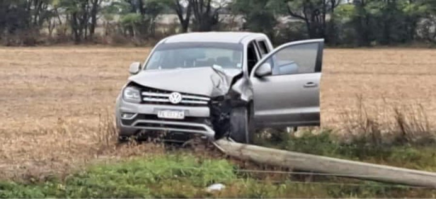 Una camioneta Volkswagen Amarok de color gris, impactó contra un poste del tendido eléctrico.