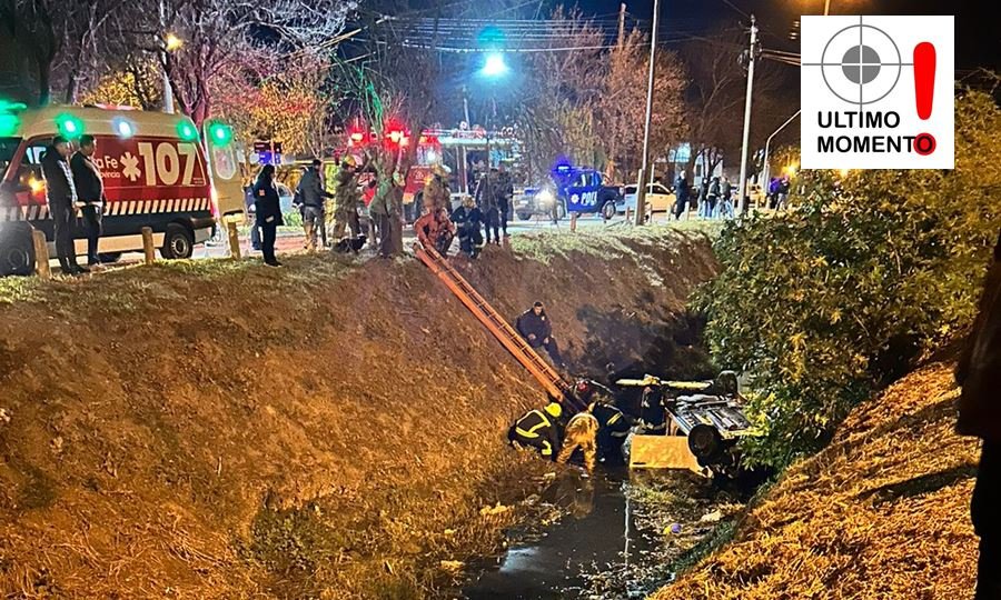 Se desconocen las causas por las cuales el joven cayó dentro del canal con su automóvil.