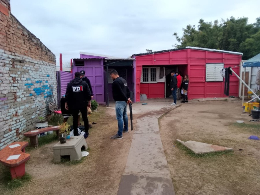 La PDI en uno de los domicilios allanados.