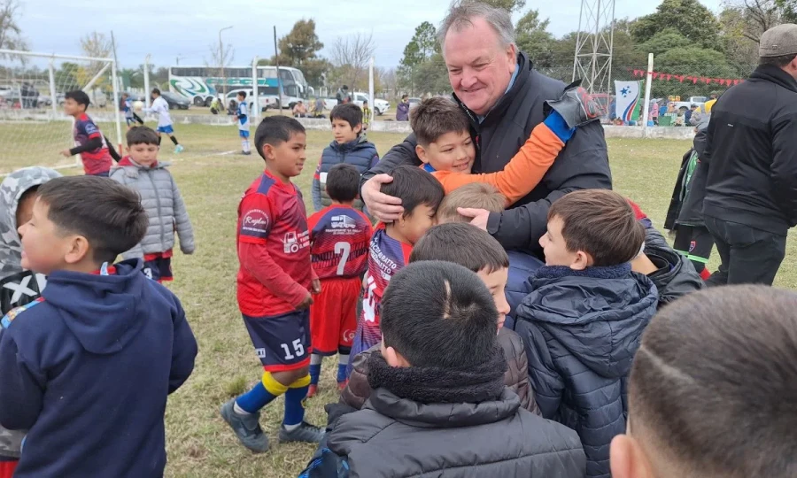 El legislador junto a un grupo de peque&ntilde;os futbolistas.