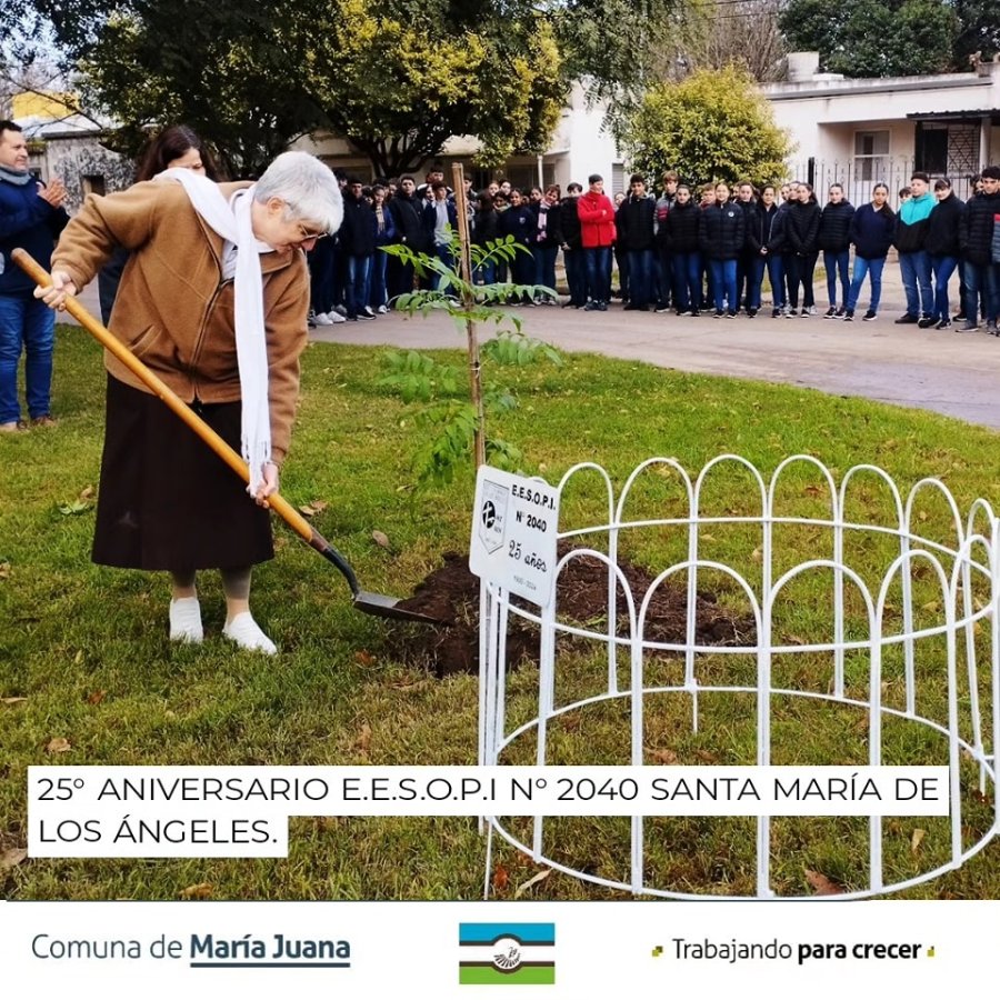 El ejemplar fue plantado como testimonio del primer cuarto de siglo de actividad educativa.