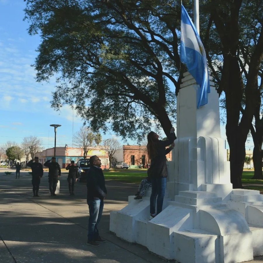 Izamiento del Pabell&oacute;n Nacional que presidi&oacute; las celebraciones.