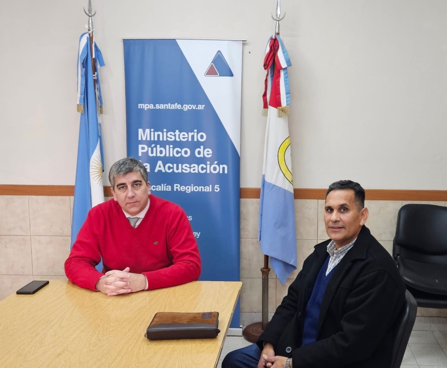 El fiscal regional Carlos Vottero con Marcelo Lind, presidente comunal de Moisés Ville.