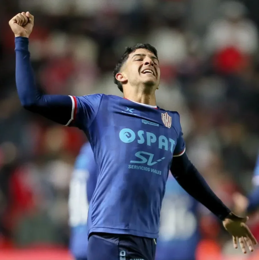 Joaquín Mosqueira festeja el primer gol de Unión de Santa Fe.