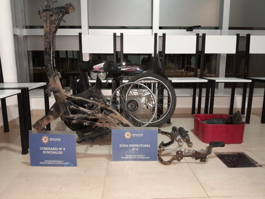 El cuadro y partes de la moto recuperadas por la Policía.