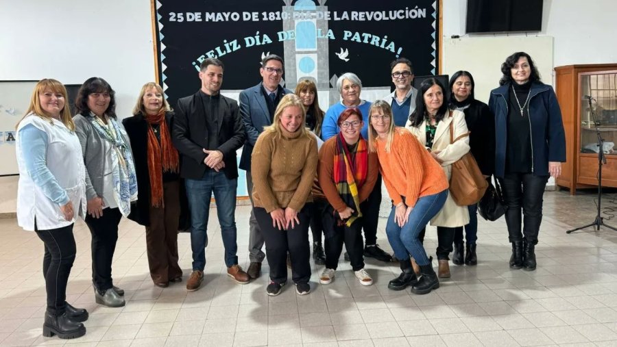 Goity, Viotti, Becchio y Colussi junto a representantes de establecimientos educativos.