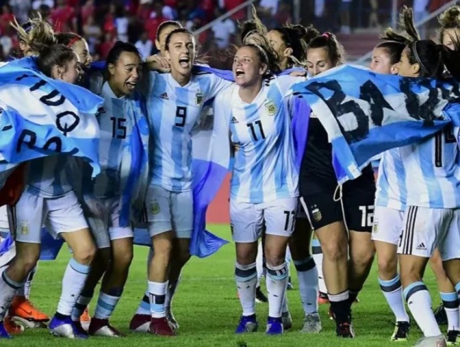 SITUACION LAMENTABLE./ Las jugadoras hicieron púlico su descontento por el destrato.