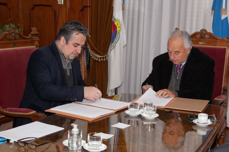 Pablo Cococcioni y Rafael Guti&eacute;rrez al firmar el convenio.