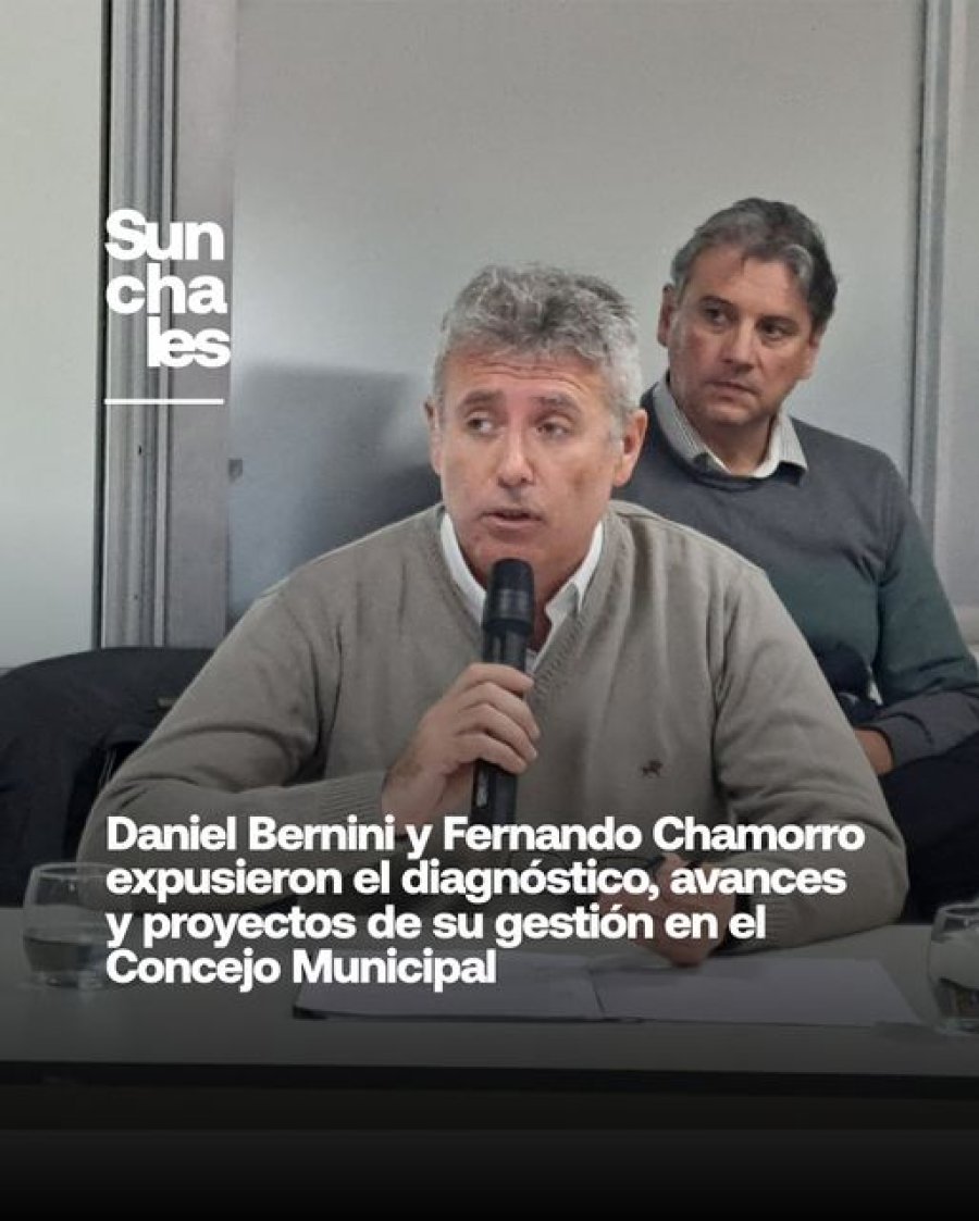 Daniel Bernini expone, observa Fernando Chamorro.