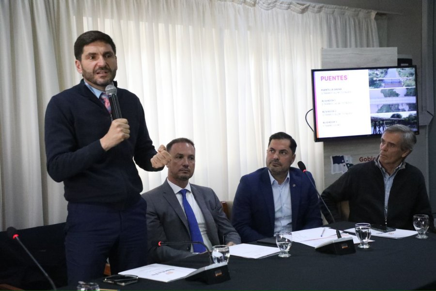 RECORRIDA. Pullaro visit&oacute; regiones del norte santafesino e inaugur&oacute; viviendas.