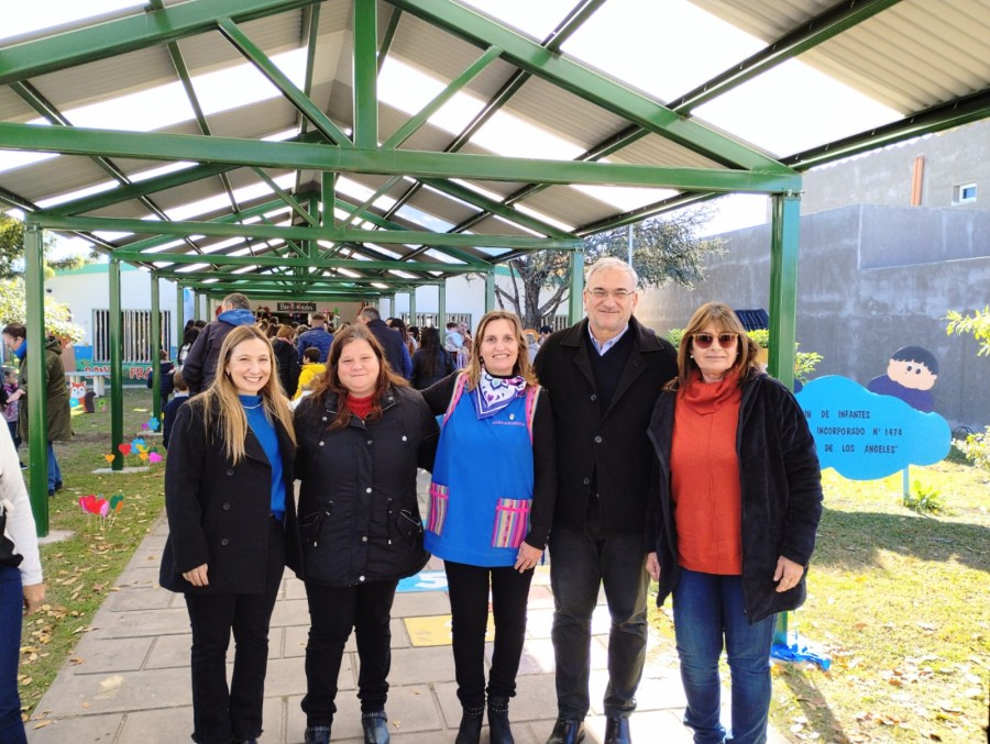 Las autoridades en el ingreso inaugurado.