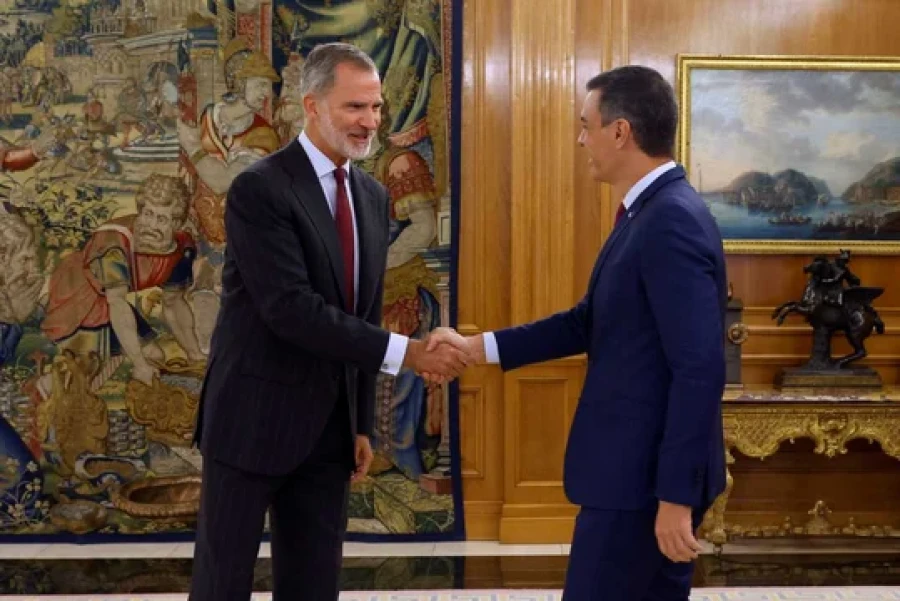 El rey Felipe VI de España, quien firmó la destitución de la embajadora, en la imagen estrecha la mano del presidente del Gobierno en funciones, Pedro Sánchez.