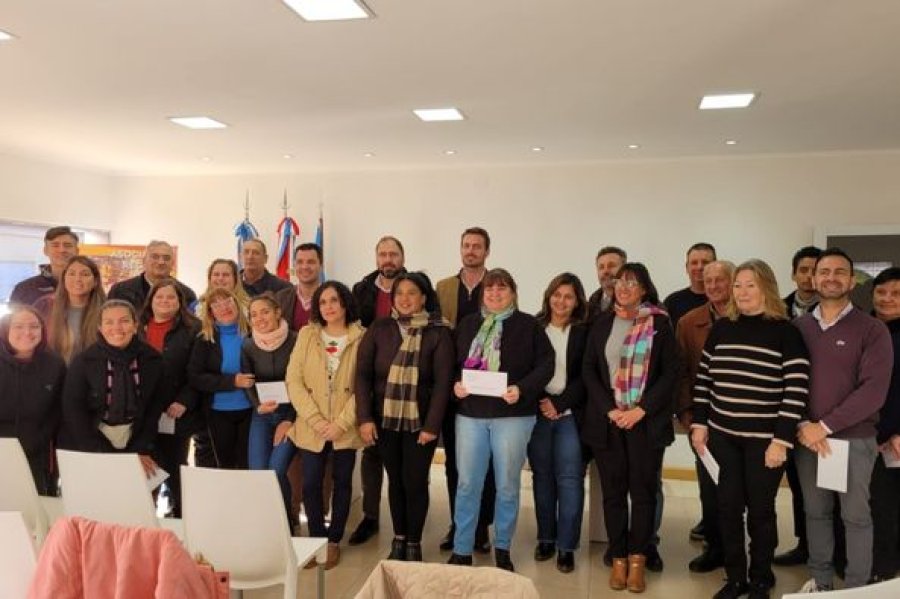 Las autoridades y emprendedores que participaron del acto.