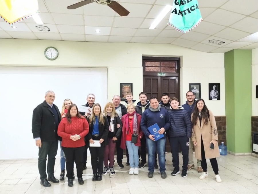 Autoridades y beneficiarios en el acto.