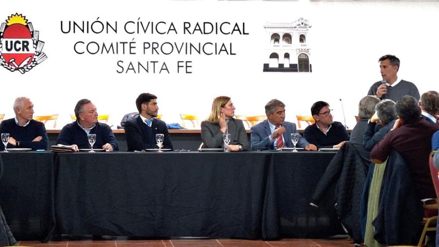 Cunha, Michlig, Pullaro, Scaglia, Bastia, Goity y Olivares entre otros durante la cumbre del frente Unidos.