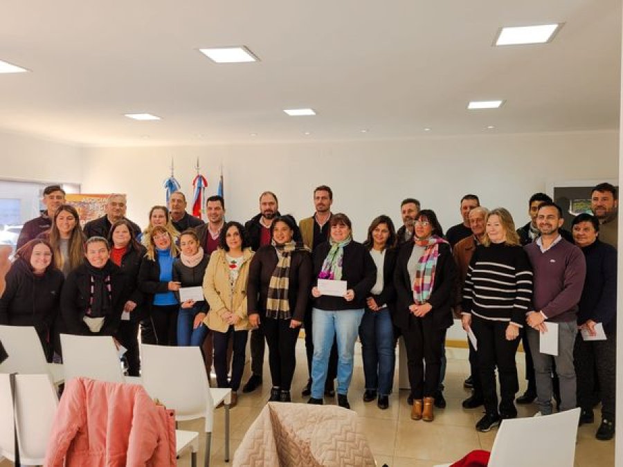 Los beneficiarios con las autoridades.