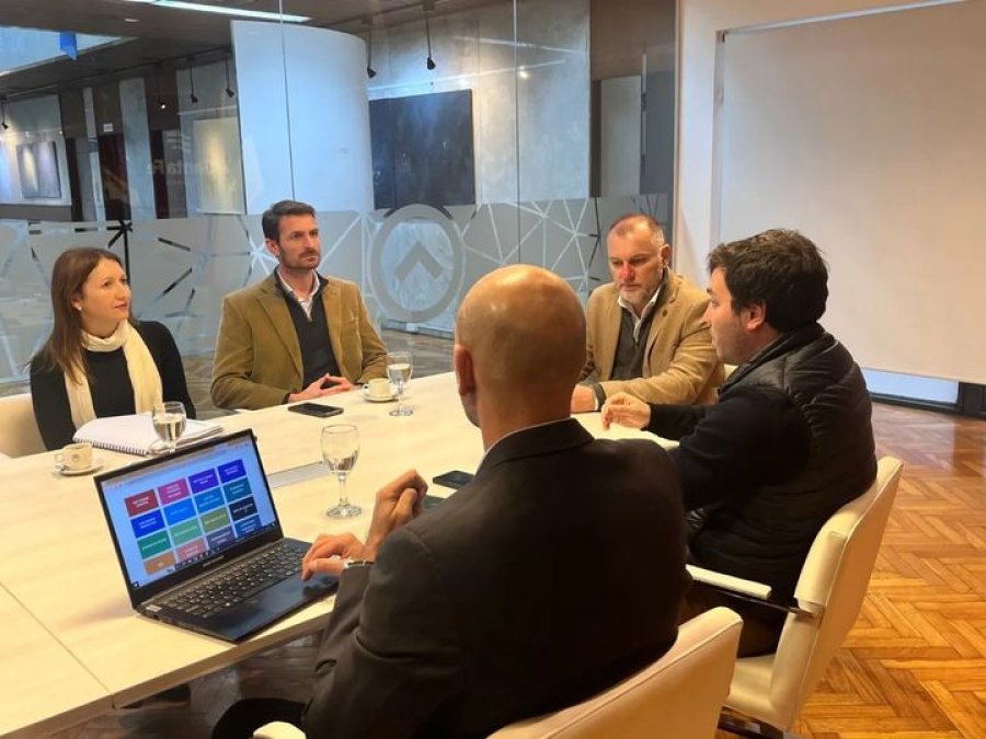 Los funcionarios durante su encuentro.