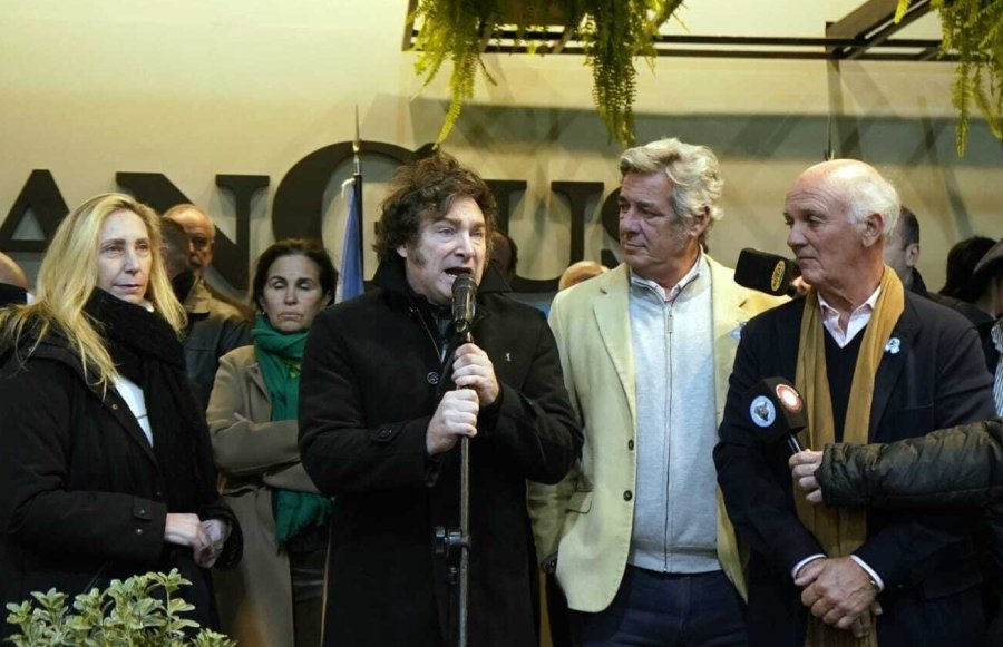 OVACIONADO. Acompañado por Pino y Bustillo, el presidente despertó los aplausos con sus promesas.