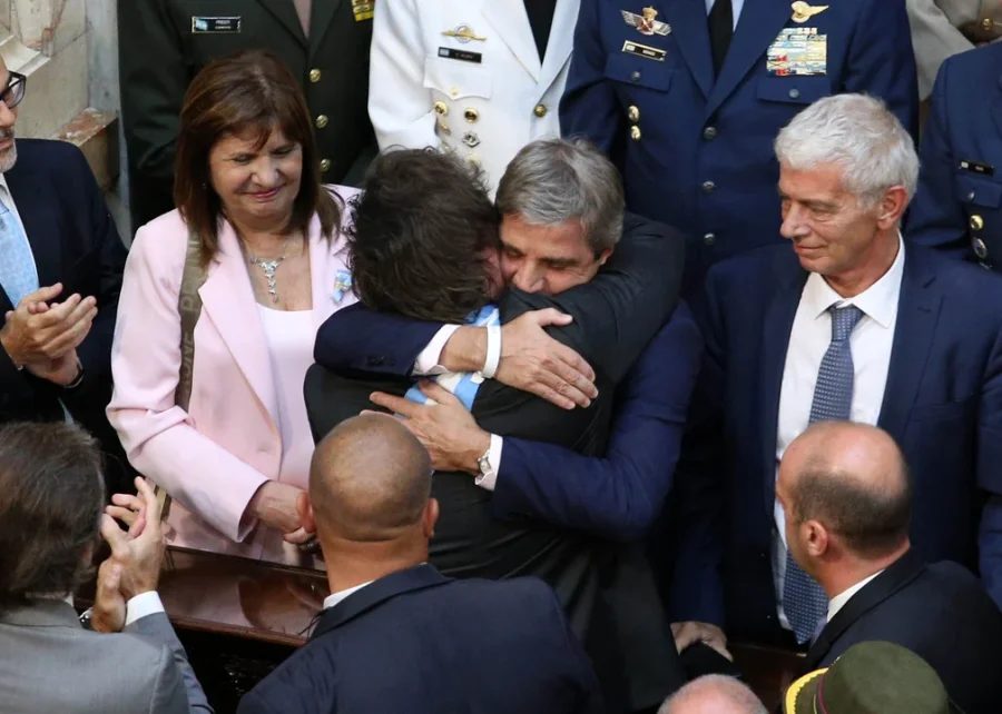 EL ABRAZO. Javier Milei saluda efusivamente a Luis Caputo, en diciembre pasado, al asumir el Gobierno.